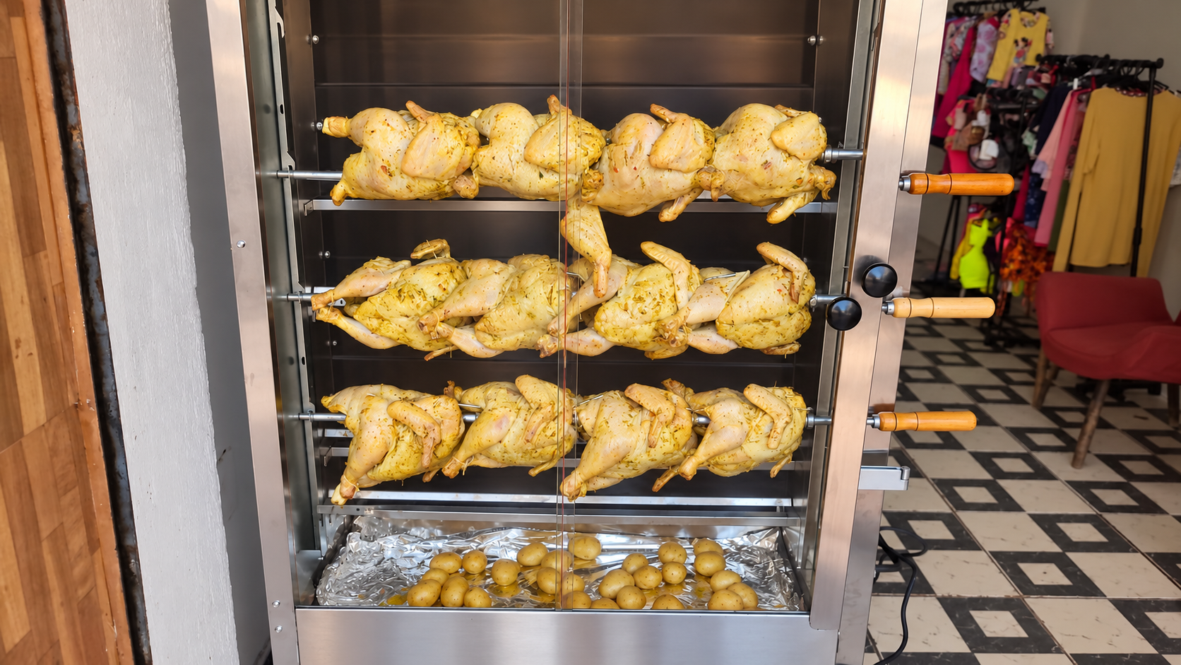Frangos temperados na máquina antes de assar